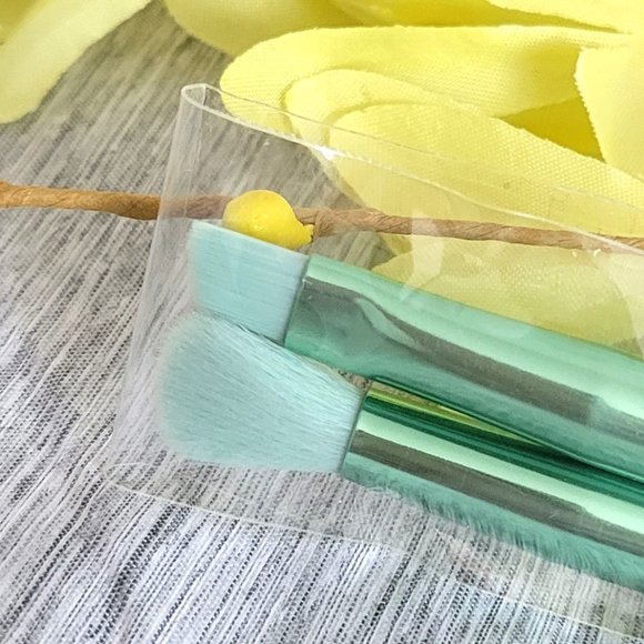 Eyeshadow Brush Duo Set in Sea Green - Picture 3 of 4